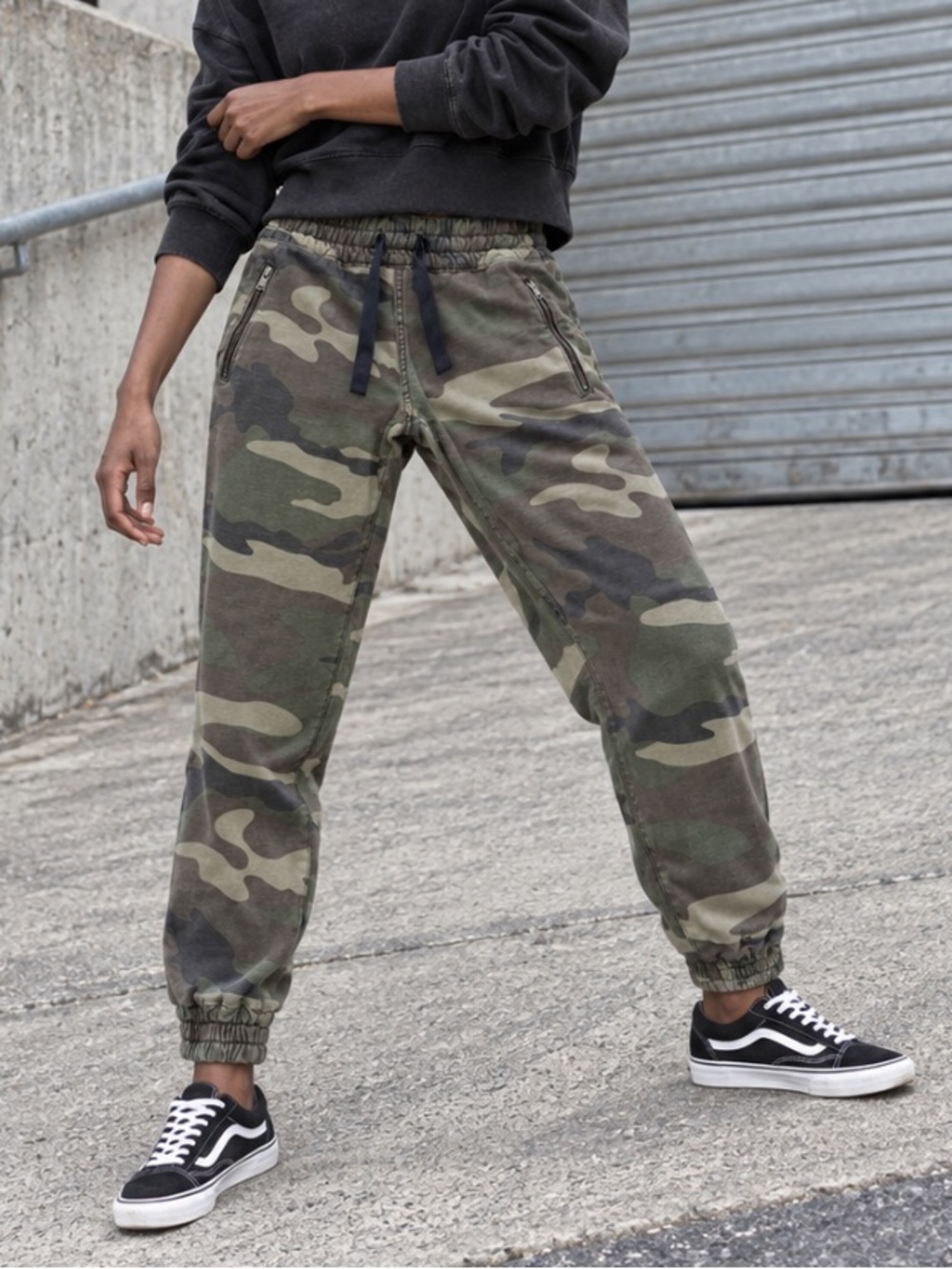 Aritzia TNA Alix Camo Jogger Pants Size 2 Zip Pockets